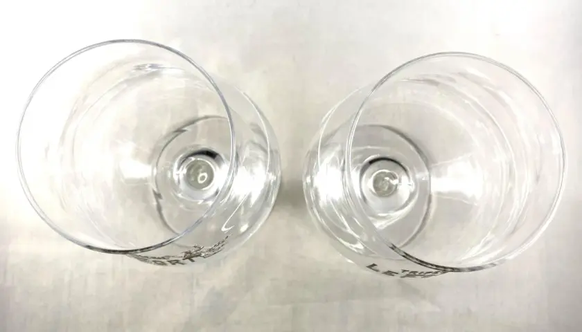 Deux verres à pied transparents, vus de dessus, avec le logo "LE TRIFLE FORT" gravé.