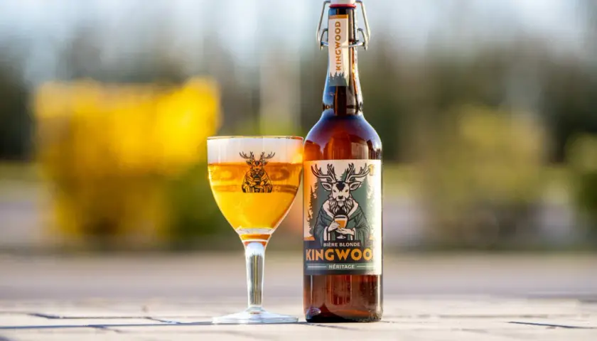 Une bière blonde Kingwood, une bière welsh, est servie dans un verre avec un cerf sur l'étiquette.