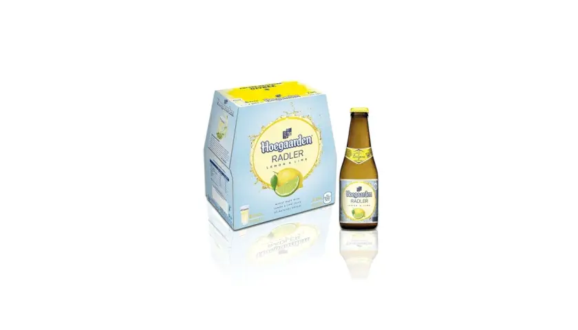 Une bouteille et un pack de bière Hoegaarden Radler Citron & Lime. Parfait pour une pause rafraîchissante.