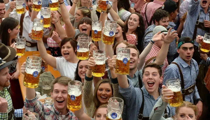 Foule joyeuse à Paris pour l'Oktoberfest, levant des chopes de bière. Ambiance festive garantie !