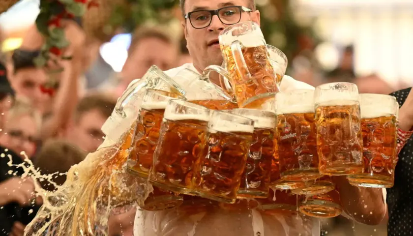 Serveuse à l'Oktoberfest, un record de chopes de bière renversées, le tout dans une ambiance festive.