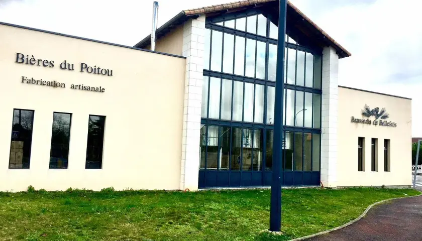 Bâtiment moderne de la Brasserie de Bellefois, spécialisée en bières du Poitou. L'enseigne "Bières du Poitou" est visible, ainsi que le logo de la brasserie.