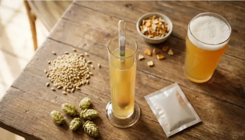 Kit de brassage artisanal : malt, houblon, levure, hydromètre pour un test iode bière parfait. Une bière dorée mousseuse à déguster.