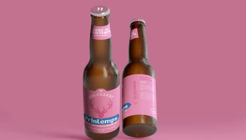 Deux bouteilles de bière artisanale "Printemps" sur fond rose. L'une met en avant le nom "Printemps" avec un cerf stylisé.
