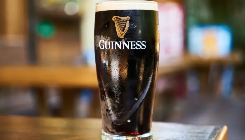 Un verre de Guinness, avec sa mousse crémeuse et son corps sombre, est prêt à être dégusté. L'azote lui donne cette texture unique.