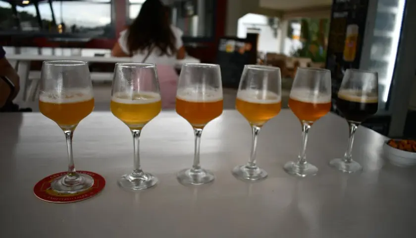 Dégustation de bières artisanales crétoises. Cinq verres de bière, de couleurs variées, sur une table.