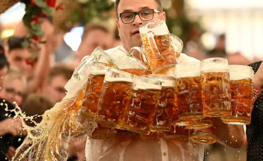 Record chopes Oktoberfest - 19 Masskrug sur 40m - Le secret?