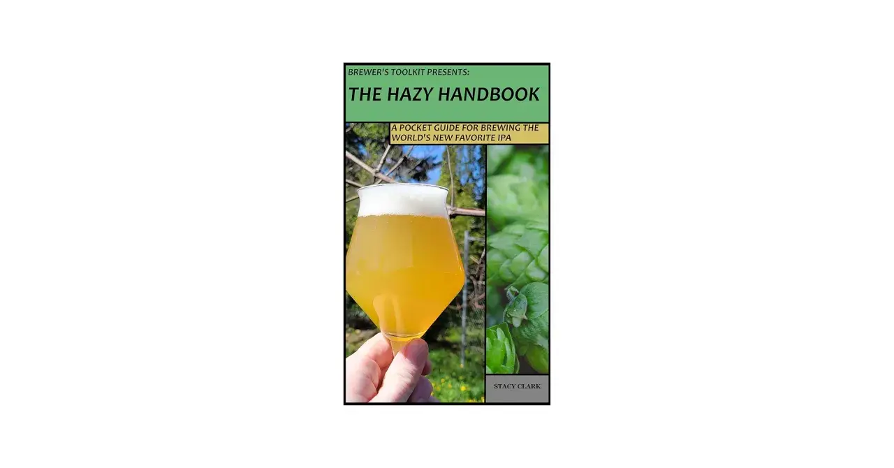 Le livre "The Hazy Handbook" présente une bière IPA trouble et des cônes de houblon, guide pour brasser cette IPA populaire.