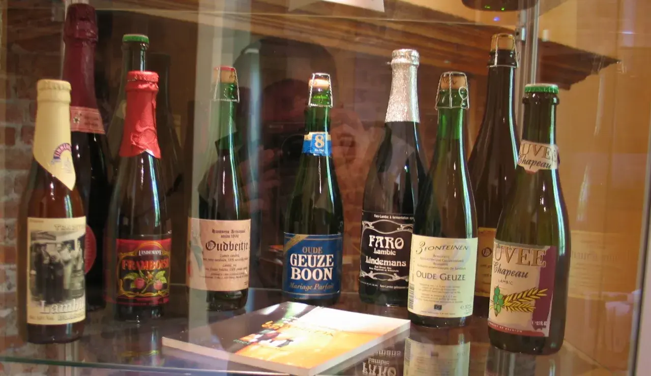 Collection de bouteilles de lambic, dont Oude Geuze Boon et Faro Lindemans. Une dégustation de lambic ?