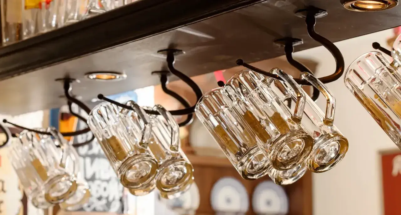 Verres à bière anglaise suspendus, prêts à servir une pinte rafraîchissante.