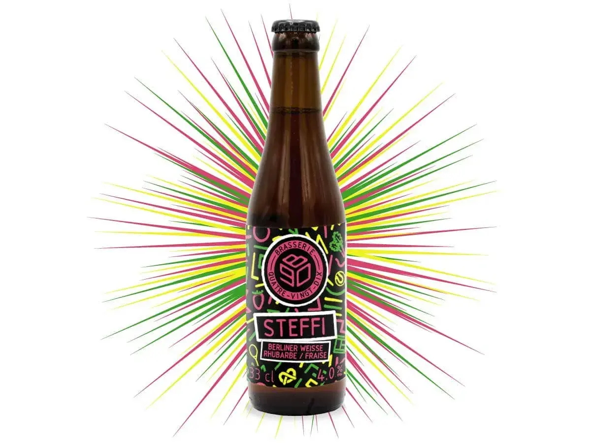 Bouteille de bière Steffi, une Berliner Weisse à la rhubarbe et fraise, sur fond explosif de couleurs vives.