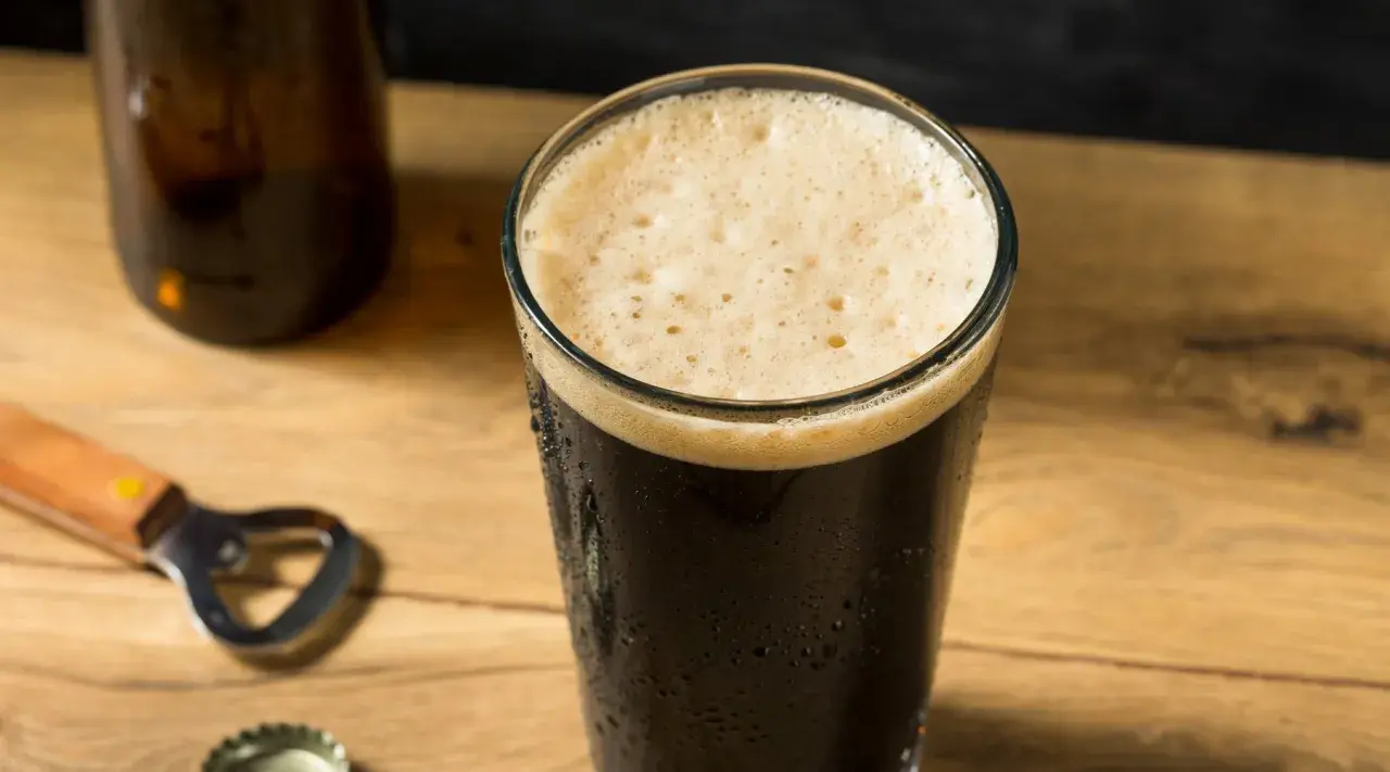 Un verre de stout bien mousseux, prêt à être dégusté. Une recette parfaite pour les amateurs de bières foncées.