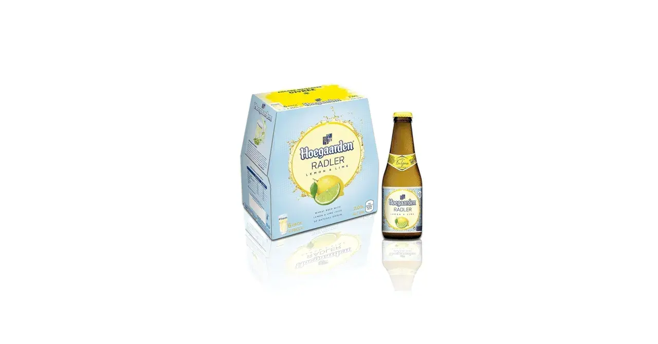 Une bouteille et un pack de bière Hoegaarden Radler Citron & Lime. Parfait pour une pause rafraîchissante.