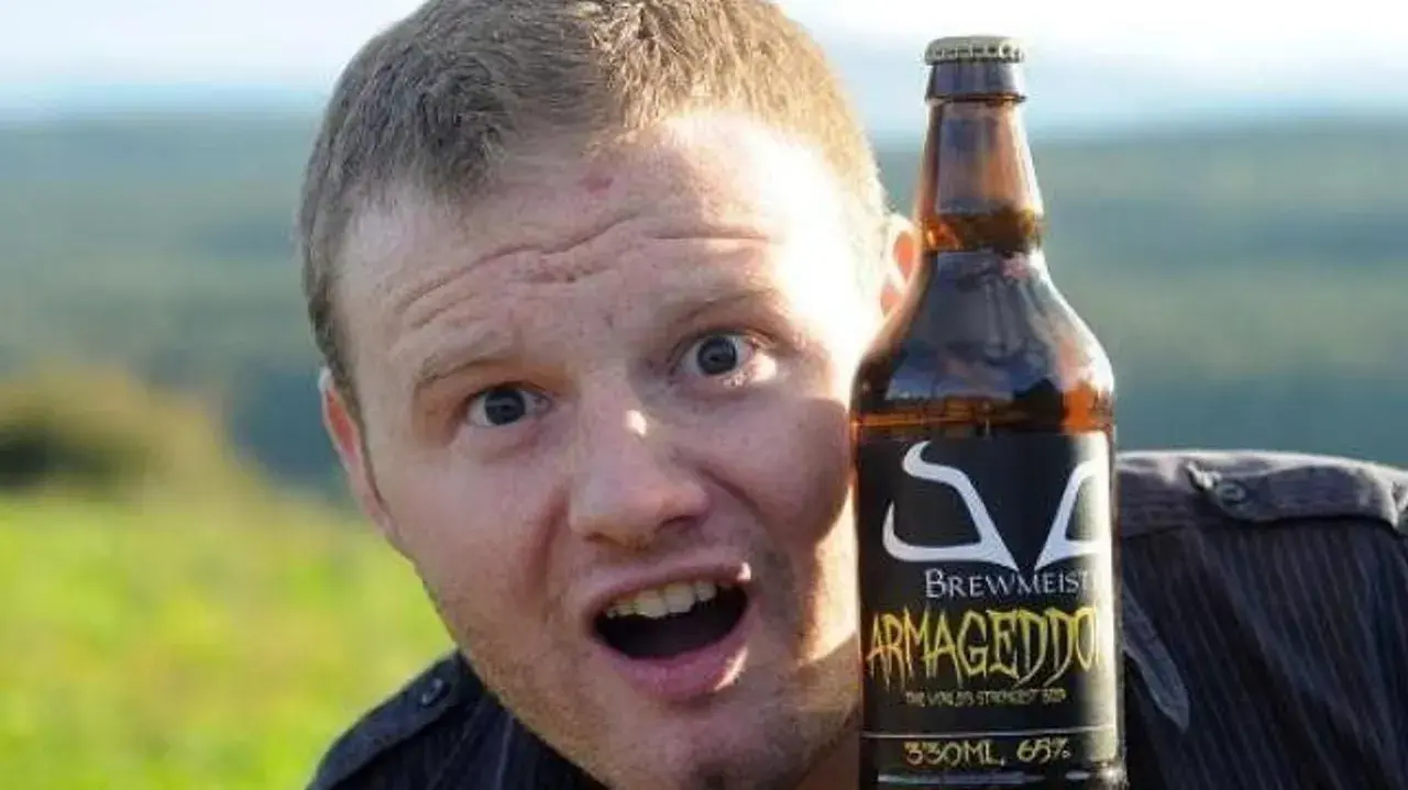Un homme surpris tient une bouteille de bière Armageddon, la bière la plus forte du monde, avec un taux d'alcool de 65%.