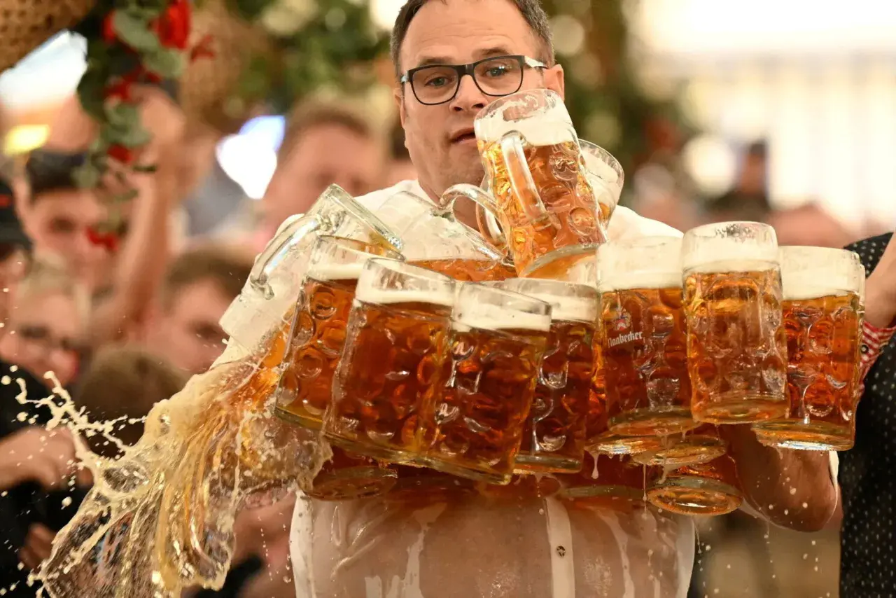 Serveuse à l'Oktoberfest, un record de chopes de bière renversées, le tout dans une ambiance festive.