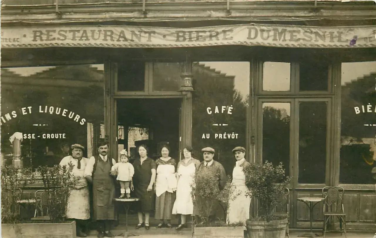Devant le restaurant "Bière Dumesnil", une famille pose fièrement.