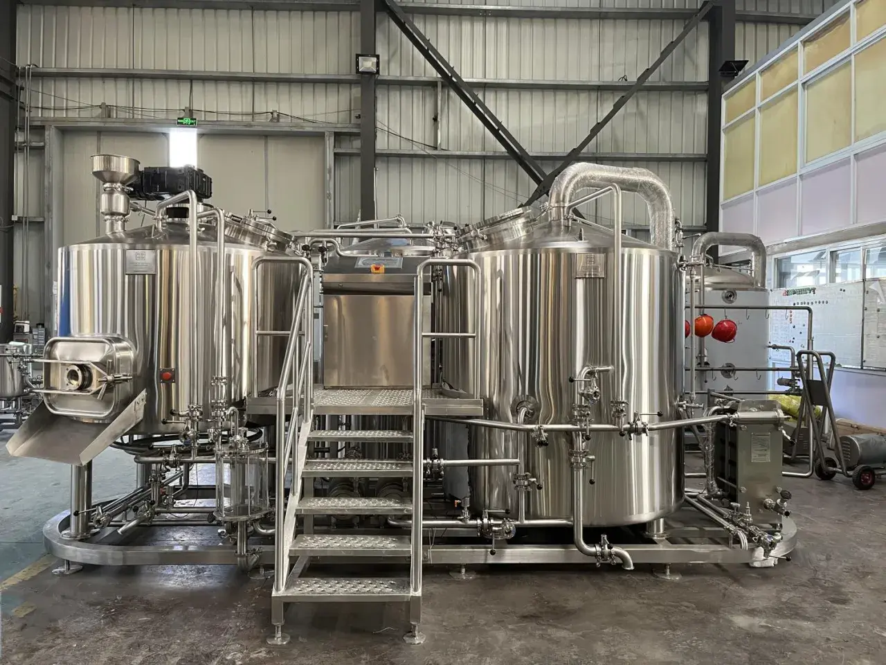 Gros équipement de brasserie en acier inoxydable, prêt pour le processus de fabrication de bière. Un système de désinfectant bière est intégré pour assurer la pureté.