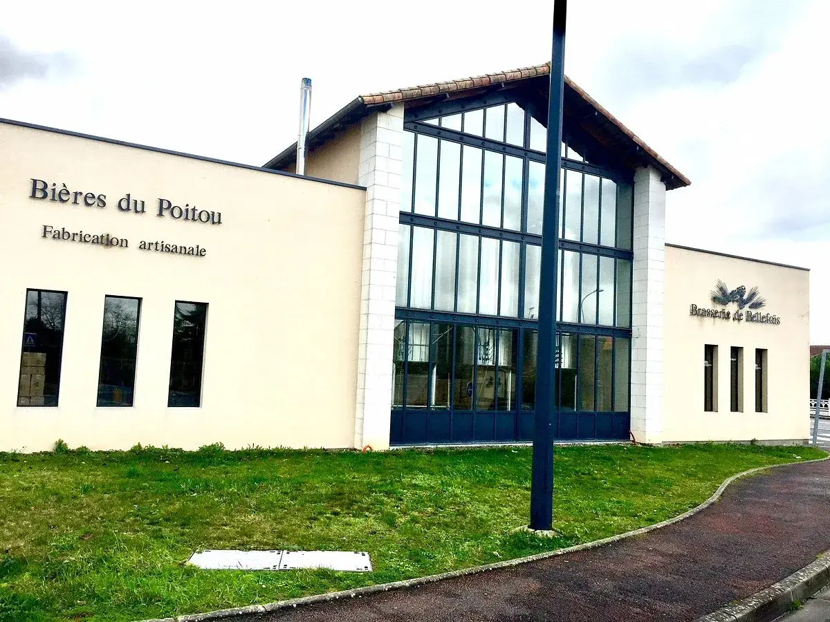 Bâtiment moderne de la Brasserie de Bellefois, spécialisée en bières du Poitou. L'enseigne "Bières du Poitou" est visible, ainsi que le logo de la brasserie.