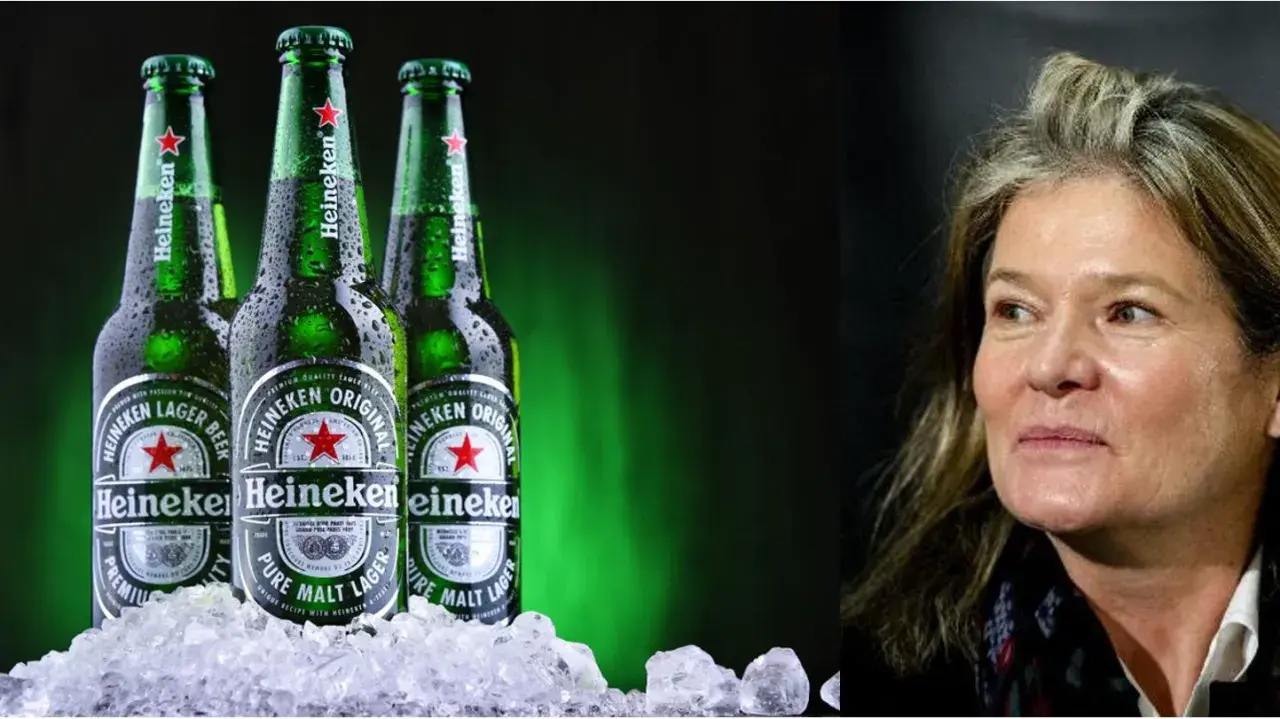Trois bouteilles de bière Heineken sur de la glace. La famille Heineken possède cette marque emblématique.