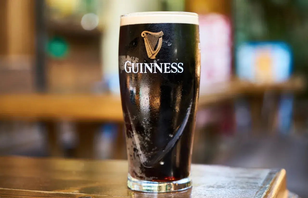Un verre de Guinness, avec sa mousse crémeuse et son corps sombre, est prêt à être dégusté. L'azote lui donne cette texture unique.