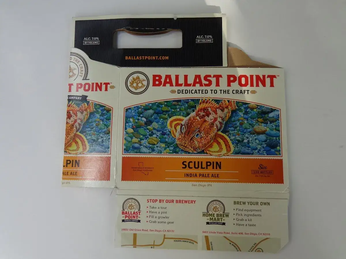 Emballage de bière Ballast Point avec un poisson sculpin. Le texte mentionne