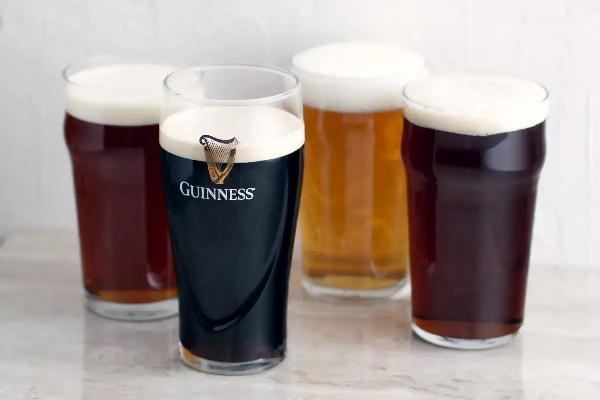 Quatre verres de bi&egrave;re, dont un Guinness, pr&ecirc;ts &agrave; &ecirc;tre d&eacute;gust&eacute;s. Une belle s&eacute;lection de bi&egrave;re irlandaise.