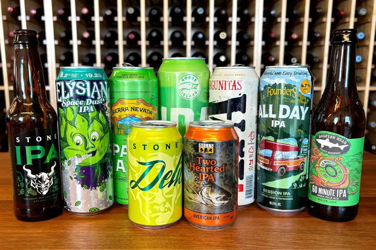Une s&eacute;lection de bi&egrave;res IPA, dont Stone IPA, Elysian Space Dust IPA, Sierra Nevada, Founders All Day IPA et Dogfish Head 60 Minute IPA, pr&ecirc;tes &agrave; &ecirc;tre d&eacute;gust&eacute;es.