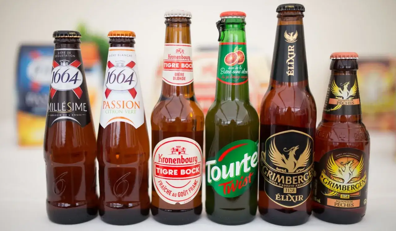 Six bouteilles de bière : 1664 Millésime, 1664 Passion Citron Vert, Kronenbourg Tigre Bock, Tourte Twist, Grimbergen Elixir et Grimbergen Alliance de Pêches.