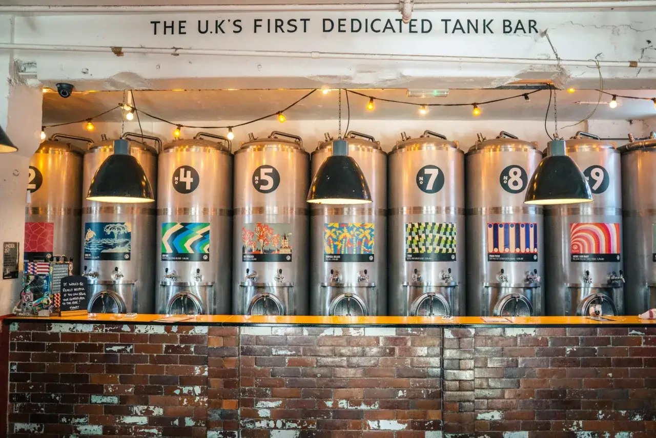 Les cuves de bière d'un bar londonien, prêtes à servir une bière fraîche.