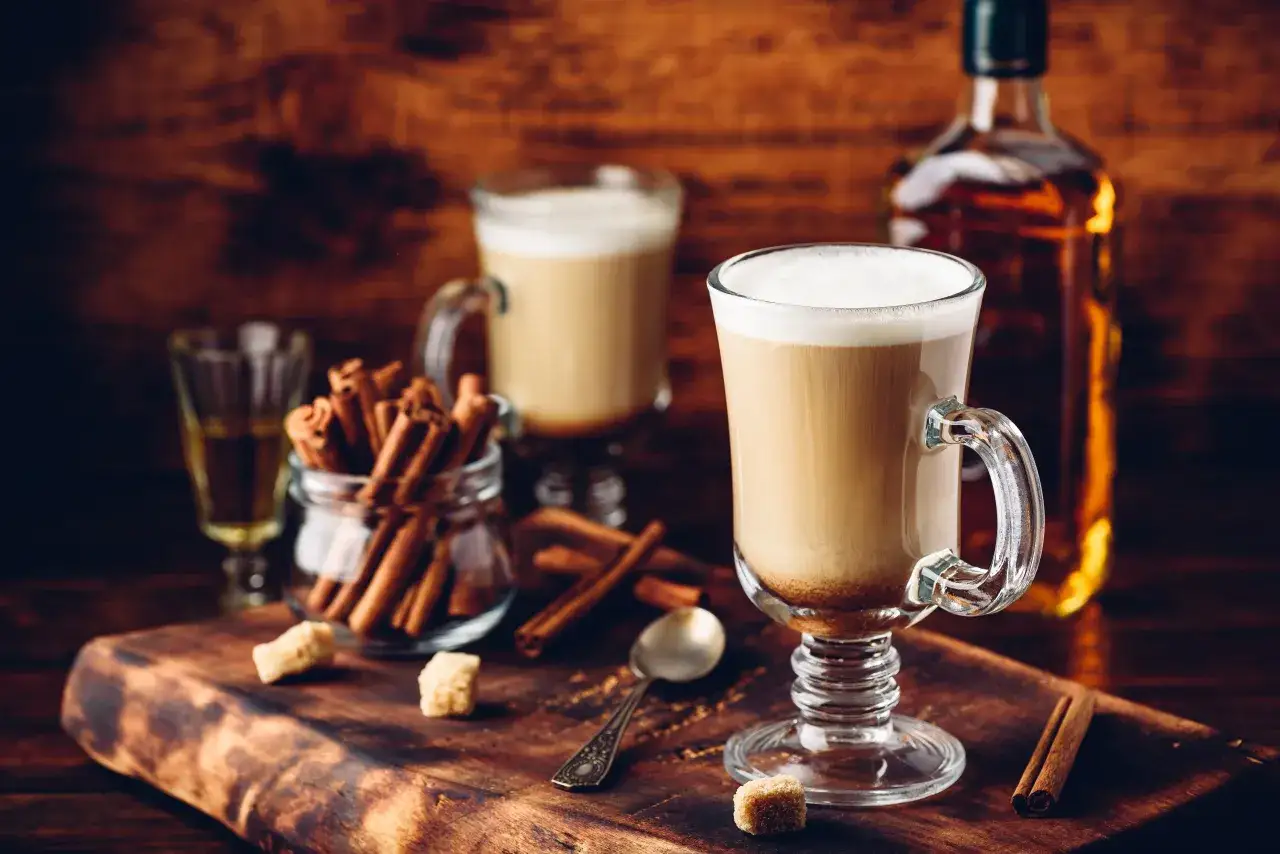 Caf&eacute; chaud avec de la cr&egrave;me, b&acirc;tons de cannelle et une bouteille de whisky. Une parfaite recette irish pour se r&eacute;chauffer.