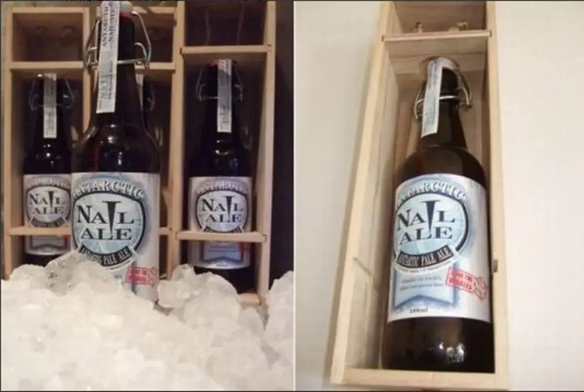 Bouteilles de bière Antarctic Nail Ale, présentée comme la bière la plus chère du monde, dans un coffret en bois.