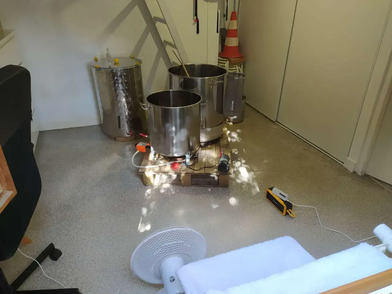 Installation de brassage avec cuves en inox, pompe et un appareil de mesure de la densit&eacute; du CO2.