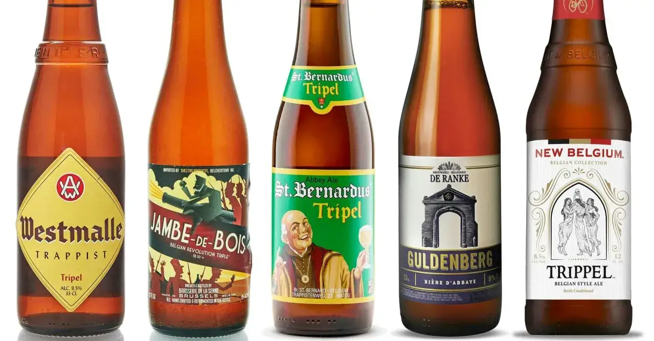 Cinq bouteilles de bière belge, dont une Westmalle Tripel à 9.5%, une Jambe-de-Bois, une St. Bernardus Tripel, une Guldenberg et une New Belgium Trippel.