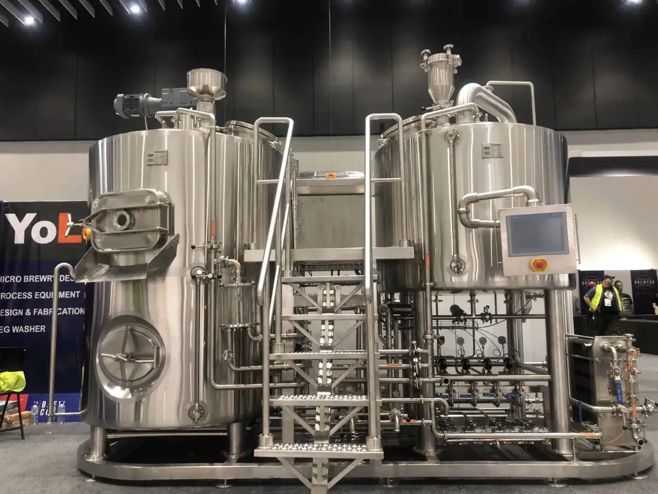 Un complexe syst&egrave;me de brasseur d'eau en acier inoxydable, avec des cuves, des tuyaux et un &eacute;cran de contr&ocirc;le, pr&ecirc;t &agrave; produire de la bi&egrave;re.