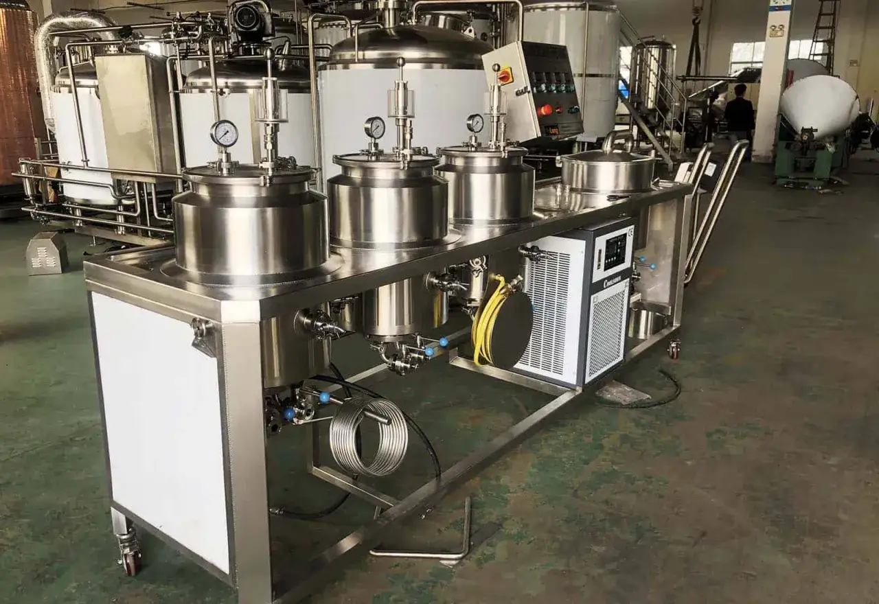 Équipement de fabrication de bière en acier inoxydable, avec cuves, tuyauterie et système de refroidissement.