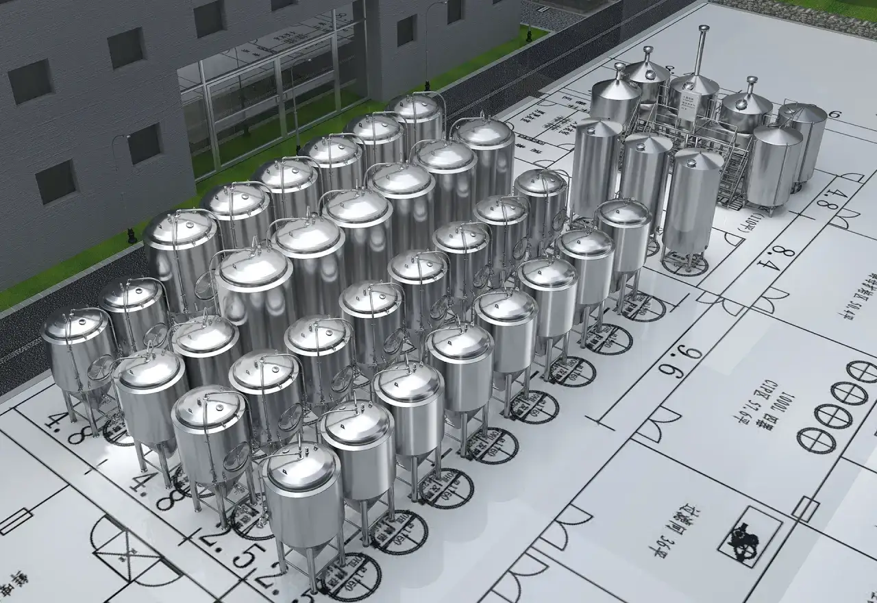 Vue aérienne d'une brasserie avec de nombreux cuves en acier inoxydable alignées sur un plan. Un projet de whirlpool bière en cours.