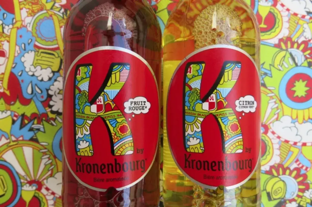 Deux bières Kronenbourg, une fruit rouge et une citron vert, avec leurs étiquettes